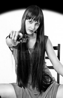 8833676-ritratto-di-seduta-pericolose-ragazza-con-la-pistola-bianco-e-nero-e-i-capelli-lunghi.jpg